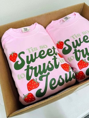 Tis So Sweet To Trust In Jesus Strawberry Dtf Tee